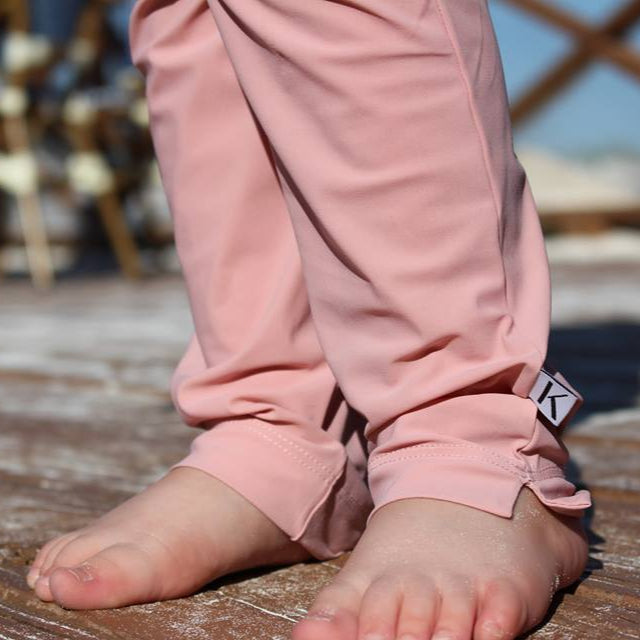 uv leggings för barn - rosa byxor för barn med UV skydd - bästa kläder för barn med uv skydd från netmall.se. - billiga uv kläder för barn