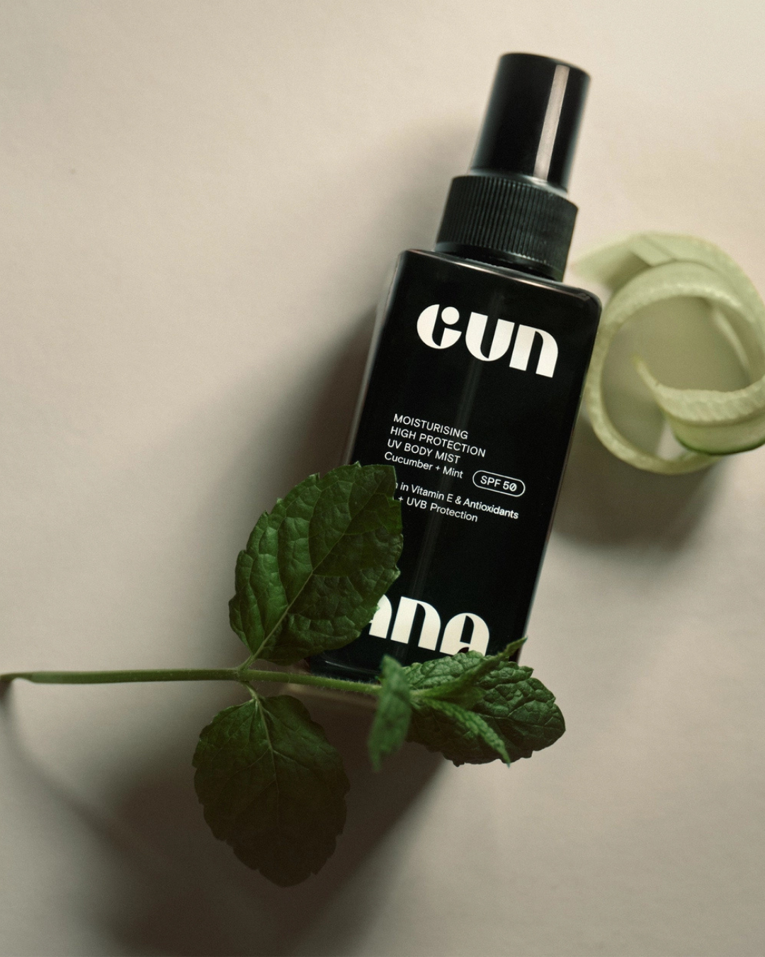 
Gun Ana Face Cream SPF 50 är en daglig ansiktskräm som fungerar som en kraftfull skyddsbarriär mot UVA-, UVB- och HEV-ljus.